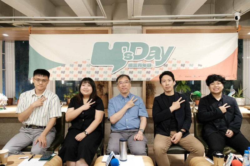Y’s Day「週三青年日」舉辦Y第108場「歷史不會永遠警惕——從人類史上的大屠殺看國家暴力的極限」。舞台上由左至右為陳方隅、張瑀婕、陳俐甫、涂豐恩、胡瀚雯。   圖：Y’s Day「週三青年日」提供