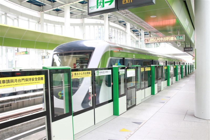 台中捷運綠線4日晚間文心櫻花站與市政府站區間轉轍器發生異常，一度造成雙向列車延誤，經中捷公司派員搶修已恢復正常營運，各站將受理未完成旅程的旅客退票，發生原因尚在查證釐清。   圖：中央社提供