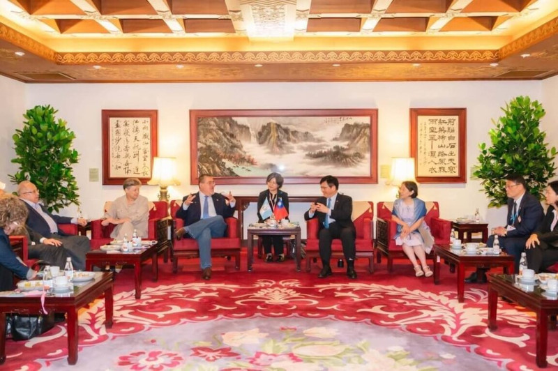 外交部長林佳龍夫婦（右4、右3）4日歡迎瓜地馬拉共和國總統阿雷巴洛（Bernardo Arévalo，另譯：阿雷瓦洛）伉儷（左4、左3）率團來台國是訪問。   圖：外交部提供