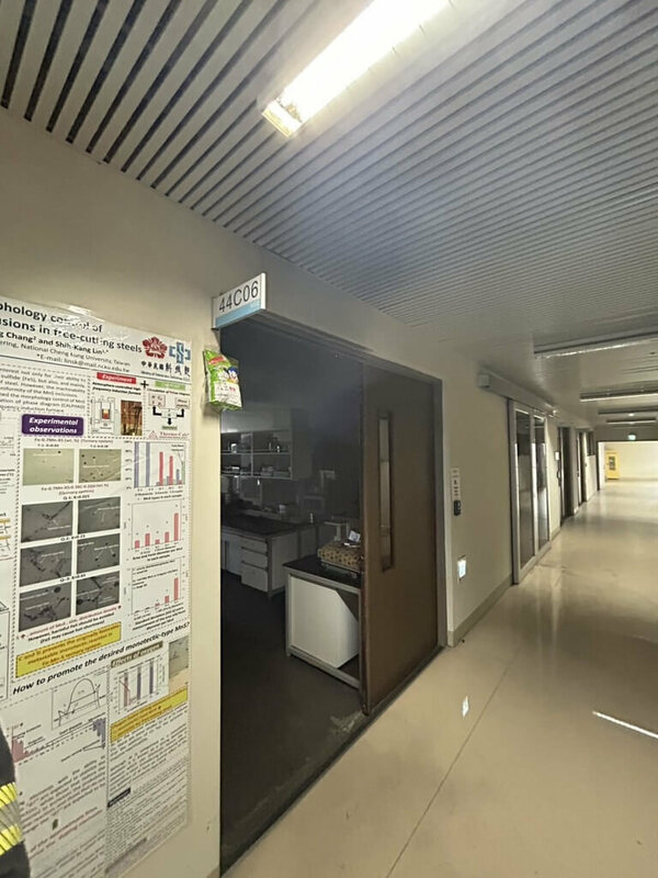 國立成功大學成功校區材料系12樓實驗室5日發生火警，現場緊急疏散，台南市消防人員趕到時，校方已用滅火器撲滅，幸無人傷亡。（台南市消防局提供）中央社記者張榮祥台南傳真 114年6月5日   