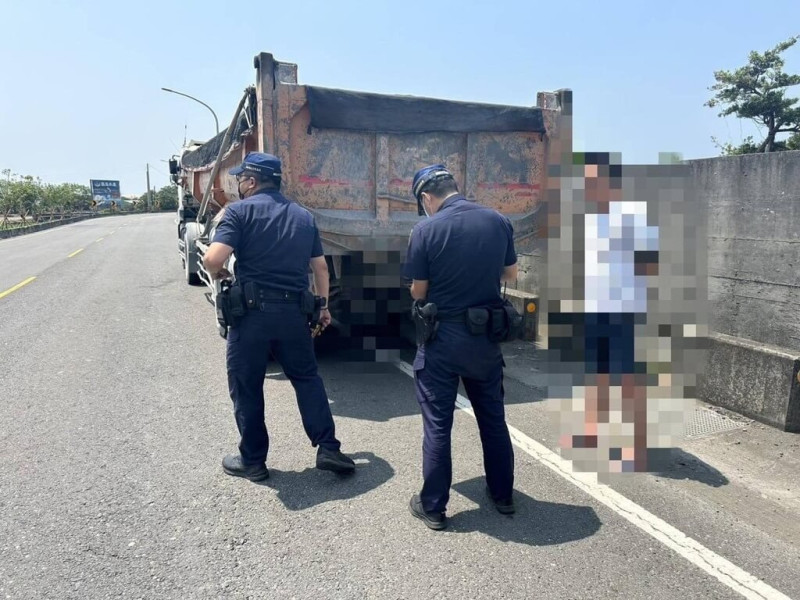 屏東縣警察局自9日起啟動大型貨車違規專案取締行動，針對違規攔檢、車體規格不符、貨物捆紮不牢、動態違規等重點項目加強執法。（屏東縣警察局提供）中央社記者李卉婷傳真  114年6月5日   
