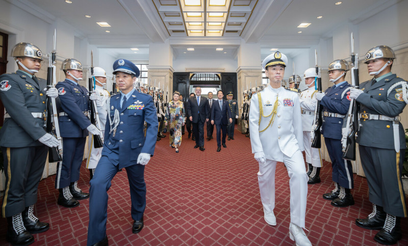 賴清德主持軍禮歡迎瓜地馬拉共和國總統阿雷瓦洛(Bernardo Arévalo)伉儷。 圖:總統府提供 賴清德主持軍禮歡迎瓜地馬拉共和國總統阿雷瓦洛(Bernardo Arévalo)伉儷。 圖:總統府提供