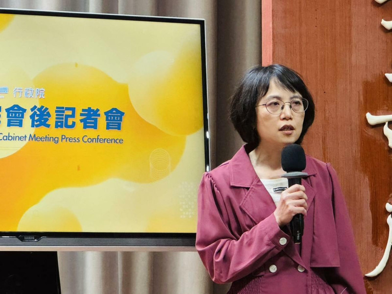 人事總處培訓考用處長李花書指出,「涉及國家安全或重大利益公務人員特殊查核辦法」修正昨(4日)發布將會在明(6日)生效,特殊查核的啟動會在生效後陸續進行。 圖:謝莉慧/攝 人事總處培訓考用處長李花書指出,「涉及國家安全或重大利益公務人員特殊查核辦法」修正昨(4日)發布將會在明(6日)生效,特殊查核的啟動會在生效後陸續進行。 圖:謝莉慧/攝