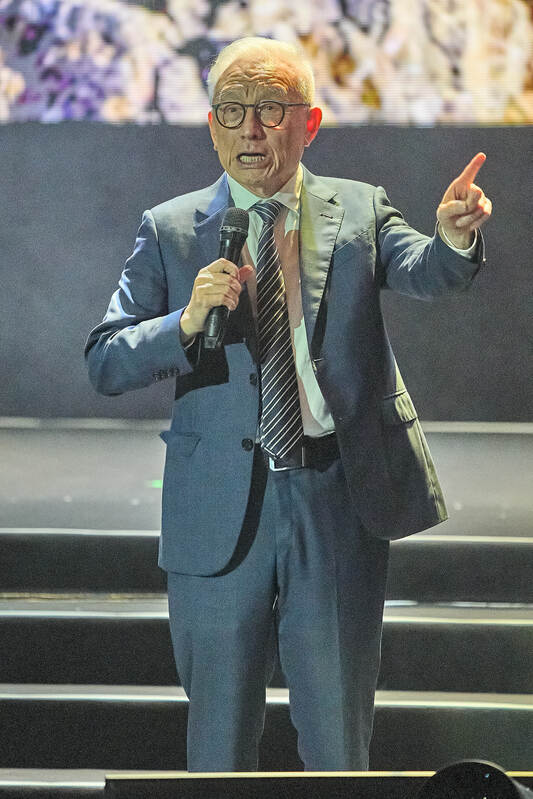 印太戰略智庫執行長矢板明夫為了紀念六四36週年,以及捍衛自由與台灣主體性,於昨(4)日晚間在台北國際會議中心舉辦「挺自由愛台灣」公益音樂會。曹興誠表示:「大罷免全罷掉,我們再來慶祝。」 圖:印太戰略智庫提供