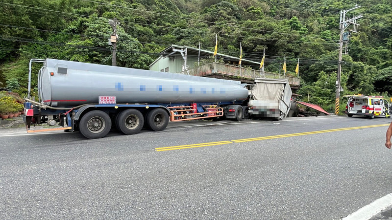 宜蘭縣頭城鎮台2線116公里處，5日上午11時許發生1輛槽罐車疑撞上貨車後衝入民宅事故，槽罐車駕駛受困車內消防搶救送醫，貨車內2名男子則自行脫困送醫。（讀者提供）中央社記者王朝鈺傳真 114年6月5日   