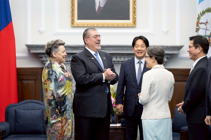 賴清德、蕭美琴會見瓜地馬拉共和國總統阿雷瓦洛（Bernardo Arévalo）伉儷。   圖：總統府提供