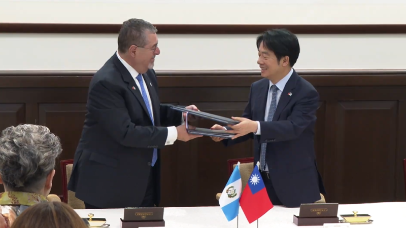 賴清德、阿雷瓦洛共同簽署「半導體合作意向書」。 圖:總統府提供 賴清德、阿雷瓦洛共同簽署「半導體合作意向書」。 圖:總統府提供