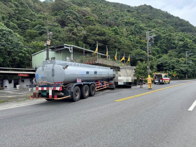 宜蘭縣頭城鎮濱海路7段5日發生交通事故，31歲劉姓男子駕駛槽罐車，疑為閃避前方欲左轉的貨車煞車不及推撞貨車衝至對向民宅，劉男一度受困車內，所幸3名傷者均意識清楚送醫治療。（讀者提供）中央社記者王朝鈺傳真  114年6月5日   