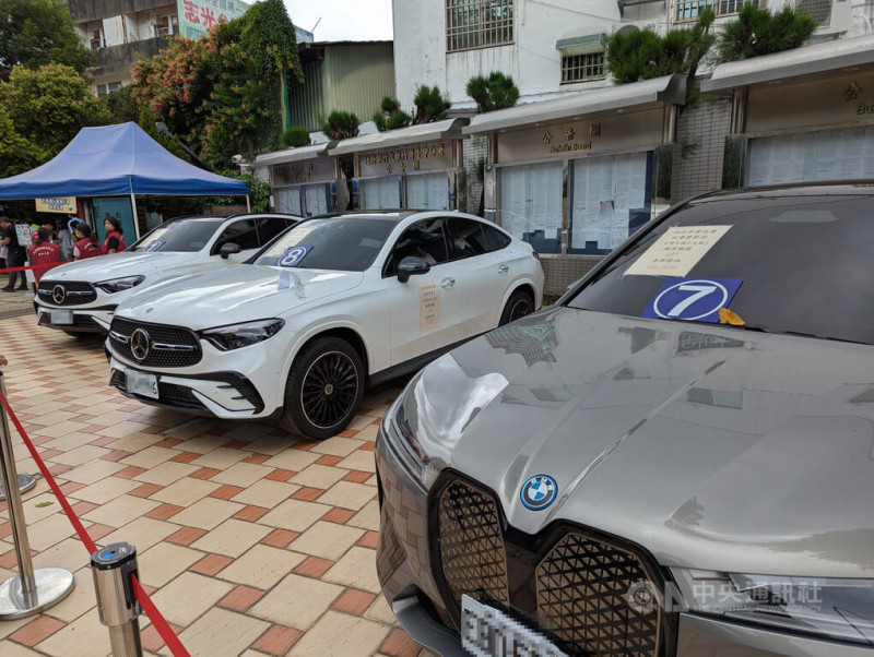 台中地檢署偵辦詐騙吸金集團案查扣多部進口車輛，5日由法務部行政執行署台中分署執行法拍，上午開放民眾看車、登記，有30多組人登記競標，最終8輛進口車中成功拍出4輛。中央社記者蘇木春攝  114年6月5日   