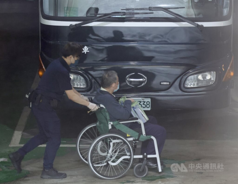 台北地方法院5日開庭審理京華城案,上午提訊在押的威京集團主席沈慶京(右),沈慶京在庭訊中因身體不適緊急送醫。中央社記者張皓安攝 114年6月5日