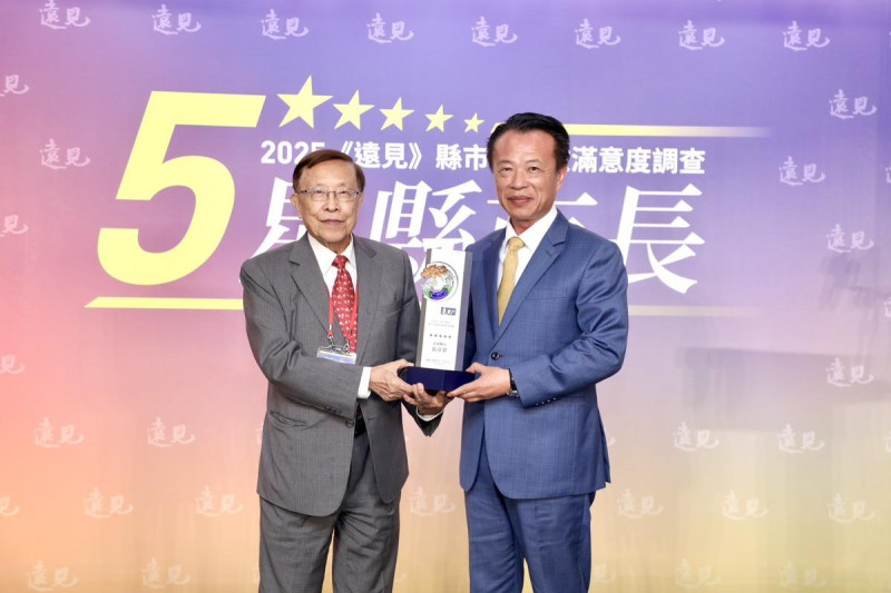 嘉義縣長翁章梁（右）第4度榮獲「五星縣長」殊榮。   圖：嘉義縣政府提供