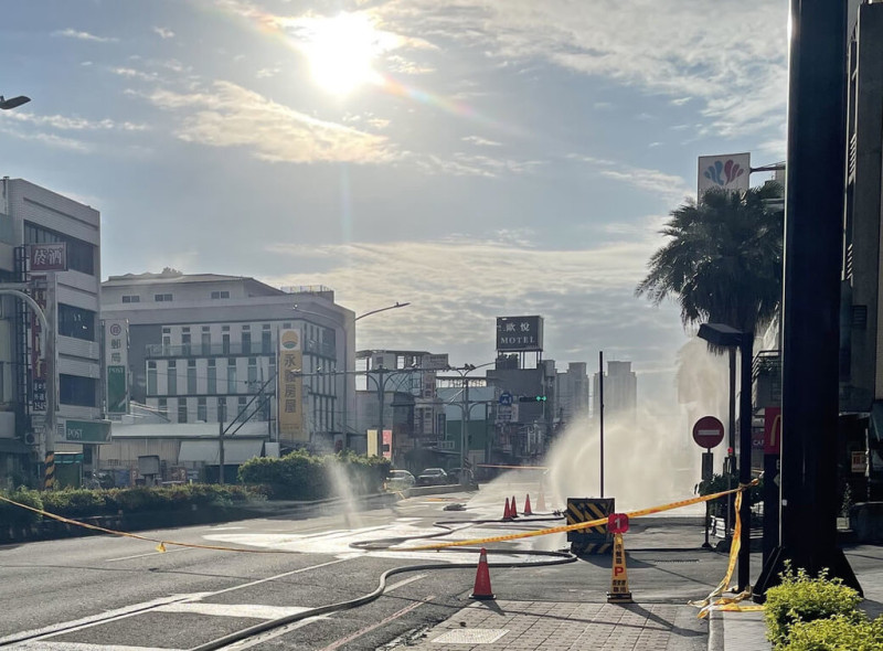 台南市永康區中正北路5日晚上瓦斯外洩，警消封鎖周遭數個街區約200公尺，緊急疏散店家，出動機具開挖，截至6日上午8時仍未尋獲外洩管線。（台南市消防局提供）中央社記者張榮祥台南傳真 114年6月6日   