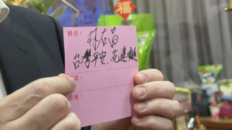 林右昌引述佛經,「千年暗室一燈即明」,希望這個光明燈可以帶給台灣、花蓮更多希望。 圖:民進黨提供 林右昌引述佛經,「千年暗室一燈即明」,希望這個光明燈可以帶給台灣、花蓮更多希望。 圖:民進黨提供