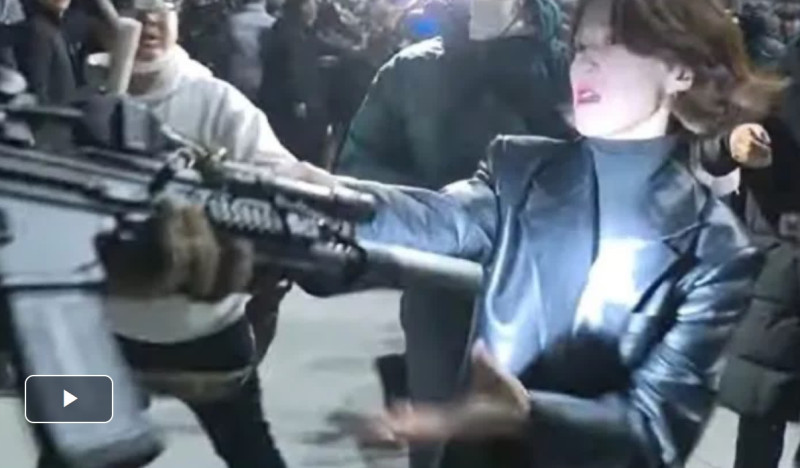 韓國前YTN 電視台女主播安貴玲，在去年底前總統尹錫悅發動的戒嚴夜，出現疑似搶槍的影片。   圖 : 影片截圖