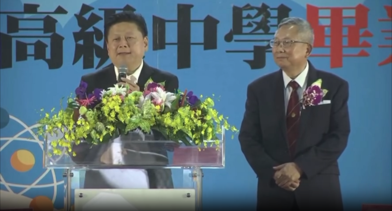 傅崐萁近日出席花蓮縣四維高中畢業典禮時，竟在台上進行政績大內宣。   圖：翻攝自thread