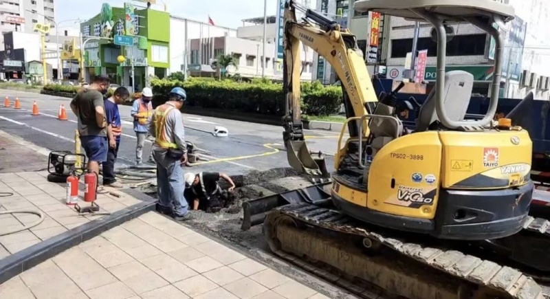 台南市永康區中正北路一帶5日晚上瓦斯外洩，警消封鎖、緊急疏散當地店家，再出動機具連夜開挖，6日上午尋獲外洩管線，正進行更換及補修。（台南市消防局提供）中央社記者張榮祥台南傳真  114年6月6日   
