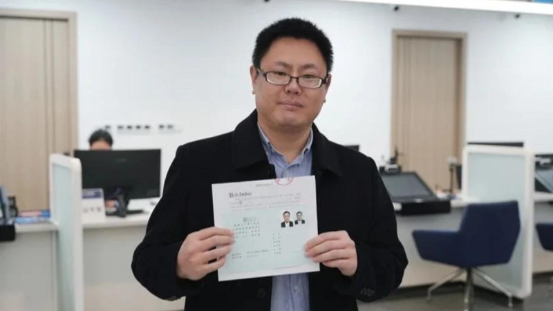 台籍教師張立齊去（2024）年1月在大陸領到「台灣居民定居證」。   圖：翻攝自微博