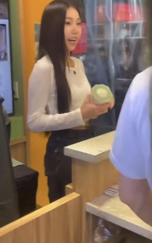 有民眾巧遇家寧現身店家,親自購買「張家檸檬綠茶」。 圖:翻攝自Threads