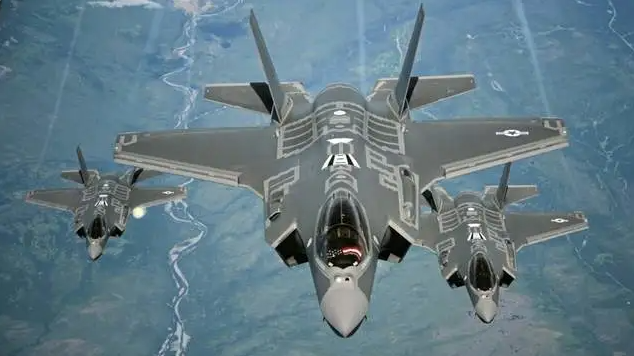 由於美國 F-35 和俄羅斯蘇-57 因政治與外交因素無法出口至巴基斯坦,該國實際上能選擇的五代機選項相當有限。圖為 F-35 戰機編隊。 圖:翻攝自天眼看亞太 由於美國 F-35 和俄羅斯蘇-57 因政治與外交因素無法出口至巴基斯坦,該國實際上能選擇的五代機選項相當有限。圖為 F-35 戰機編隊。 圖:翻攝自天眼看亞太