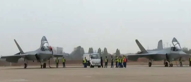 空軍型殲-35(單前輪)與海軍型殲-35(雙前輪)。 圖:翻攝自天眼看亞太 空軍型殲-35(單前輪)與海軍型殲-35(雙前輪)。 圖:翻攝自天眼看亞太