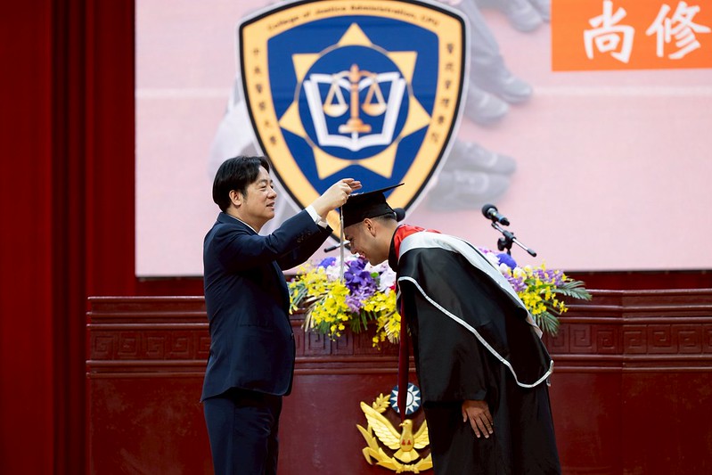 賴清德提醒警大畢業生，不能用吃案方式解決問題。   圖：總統府提供