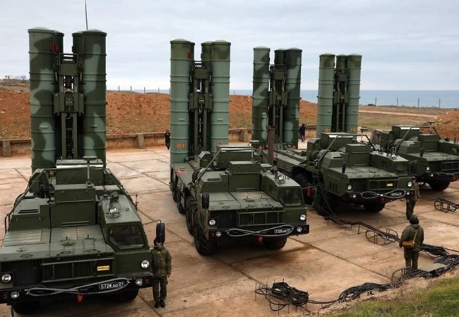俄軍自用版本的S-400防空導彈系統要強於出口版。 圖 : 翻攝自瑤音萬里 俄軍自用版本的S-400防空導彈系統要強於出口版。 圖 : 翻攝自瑤音萬里
