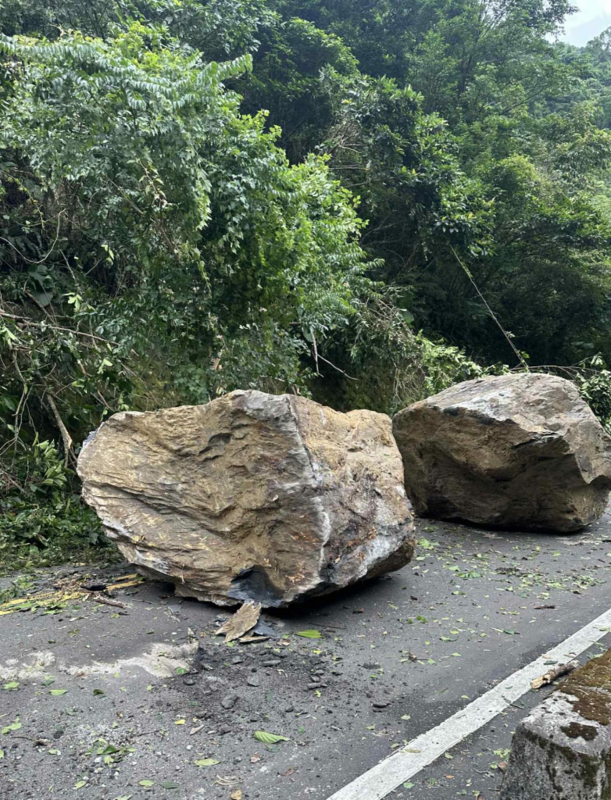 公路局轉報後，警方與公所人員立即趕抵現場處置，並率先搶通單線道。   圖：翻攝自Threads