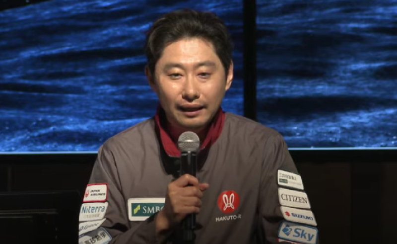 iSpace 今晨在東京召開記者會,執行長袴田武史坦言:「非常遺憾無法成功登陸。我們獲得許多企業與股東支持,對此深感抱歉。」他同時表示,目前初步推測探測器可能因減速不足而發生「硬著陸」,但具體原因仍需深入調查。 圖:翻攝自iSpace Youtube