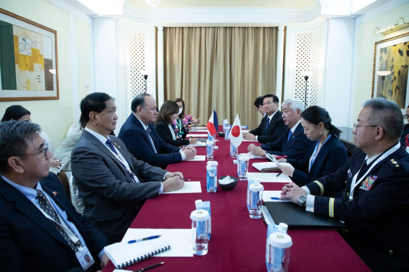 日本防衛大臣中谷元（右排中間白髮者）和菲律賓國防部長特奧多羅（左排中間）在香格里拉對談時曾率雙方人員會晤   圖：翻攝自菲律賓國防部的Ｘ