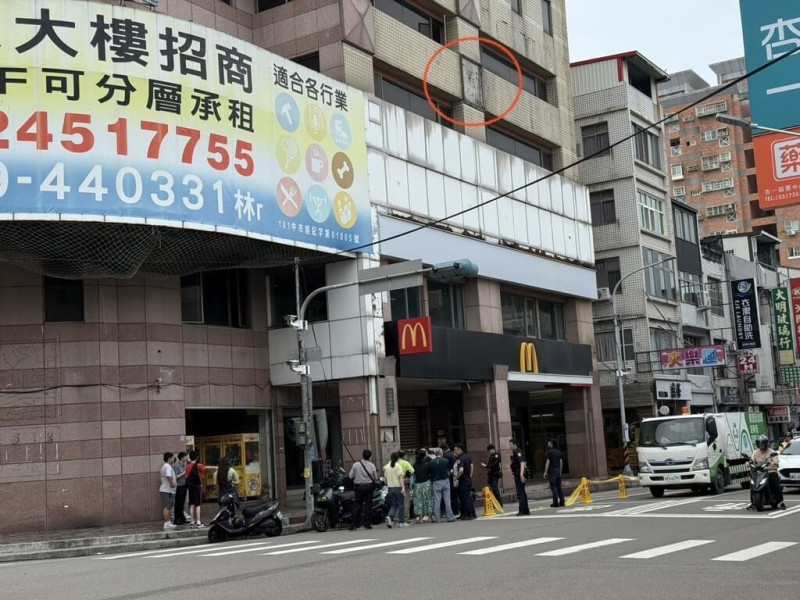 苗栗市鯨友百貨大樓6日中午發生外牆裝飾花崗石崩落(紅圈處)意外,下方停放在路邊的6部機車遭砸中受損,所幸當時無人員經過,未釀傷亡。(民眾提供)中央社記者管瑞平傳真114年6月6日