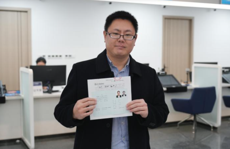 福建台籍教師張立齊手持中國「定居證」。   圖：翻攝《中新網》