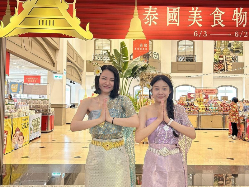 許多女孩到泰國必拍的泰服美照，現在在中友百貨也能體驗。   圖：中友百貨/提供