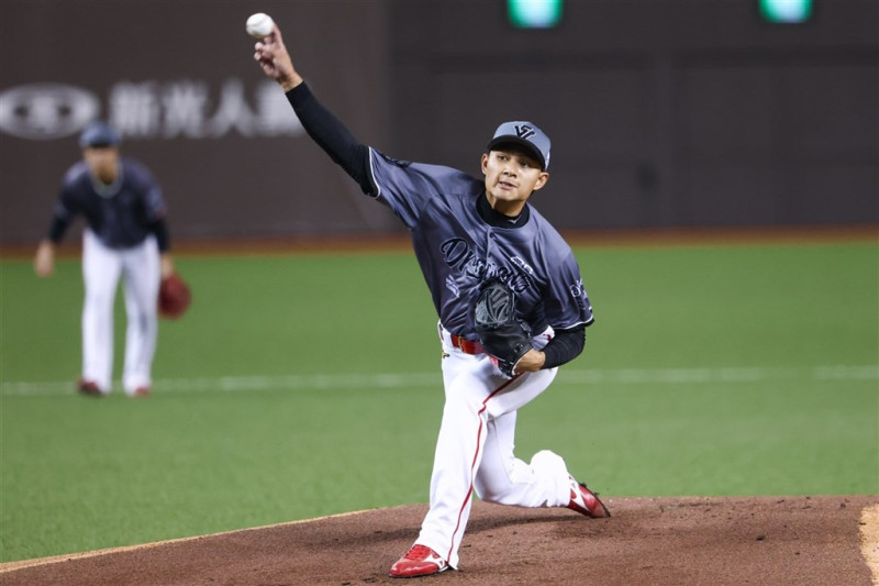 味全龍隊投手徐若熙（圖）1日先發中職生涯首度單場挨2轟，總教練葉君璋則點出可能有些投球角度上的問題可以再修正。（味全龍隊提供）   