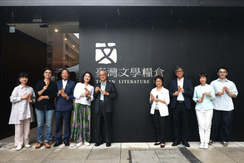 文化部長李遠（左5）、文化部政務次長李靜慧（左1）、台文館長陳瑩芳（右4）、台文館前館長蘇碩斌（右3）及林巾力（右2）、建築師許維蓉（左2）、忠煌營造有限公司董事長吳仁忠（左3）、「台灣與世界：以文學對望」展覽策展人盛浩偉（右1）手持以修復糧倉過程所收存的木料結合工藝家製成的「椽筆」合影。   圖：文化部提供