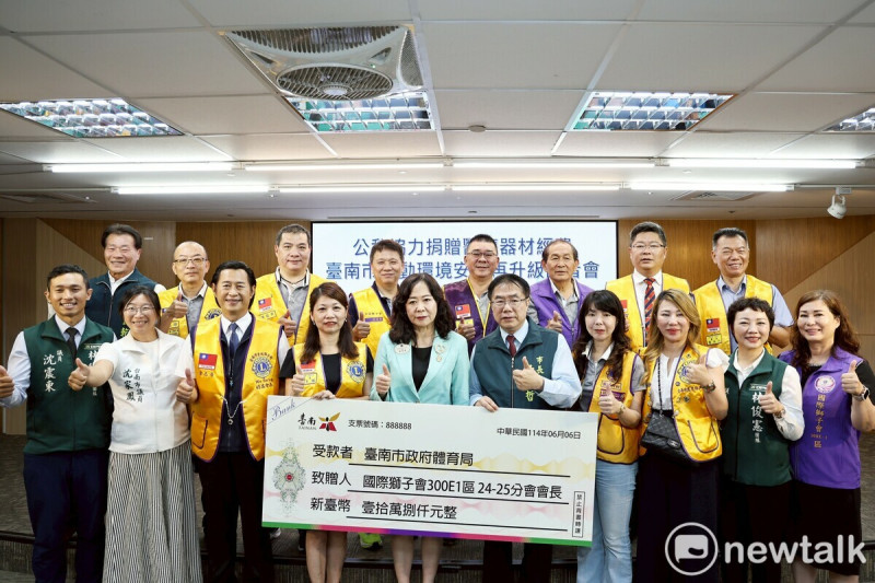臺南市政府體育局舉辦「醫療器材經費捐贈儀式」，感謝市議員蔡筱薇協助媒合民間資源，促成臺南市獅子會與臺南市體育總會網球委員會等單位捐贈新臺幣10萬8千元，作為購置醫療器材之用。   圖：蔡筱薇服務處提供