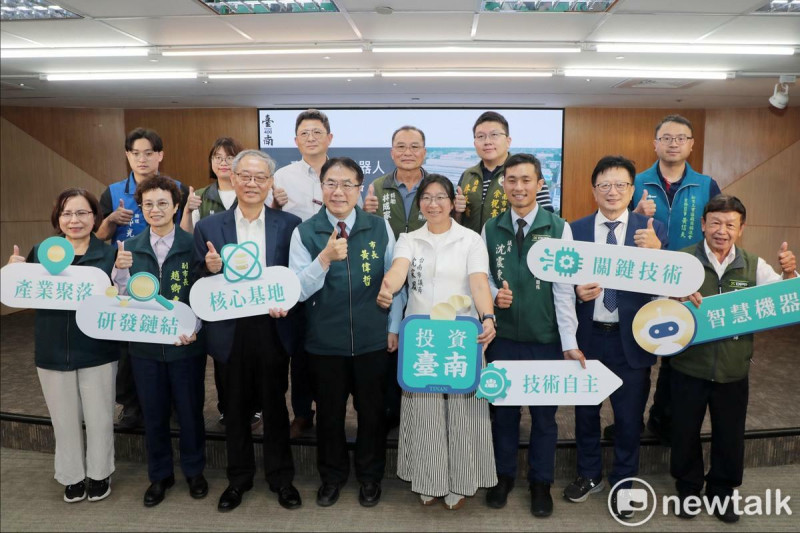 台南市長黃偉哲與工研院南分院執行長曹芳海等人舉行記者會說明，智慧機器人的發展趨勢無法逃避，台灣在世界各國的競爭中，一定要盡早找到關鍵定位，尤其智慧機器人的產業包含許多專精、尖端的科技，更需要做產業間的橫向整合，既然「智慧機器人產業聚落」落腳台南，台南會全力配合、加速打造產業聚落。   圖：台南市政府提供