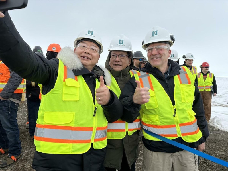 潘孟安實地考察阿拉斯加極地能源基礎建設。 圖:總統府提供 潘孟安實地考察阿拉斯加極地能源基礎建設。 圖:總統府提供