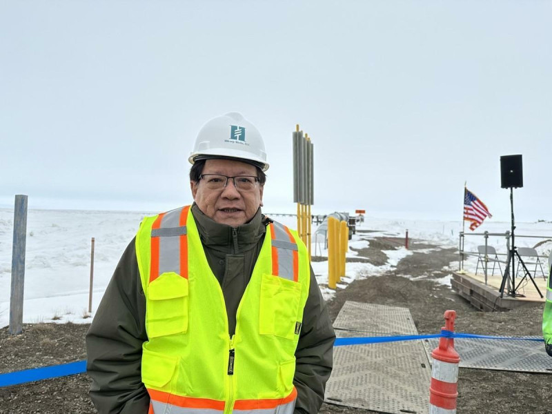 潘孟安實地考察阿拉斯加極地能源基礎建設。 圖:總統府提供