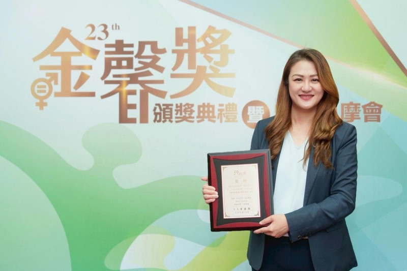 高市觀光局榮獲行政院金馨獎暨性別平等創新獎。 圖:高雄市觀光局/提供