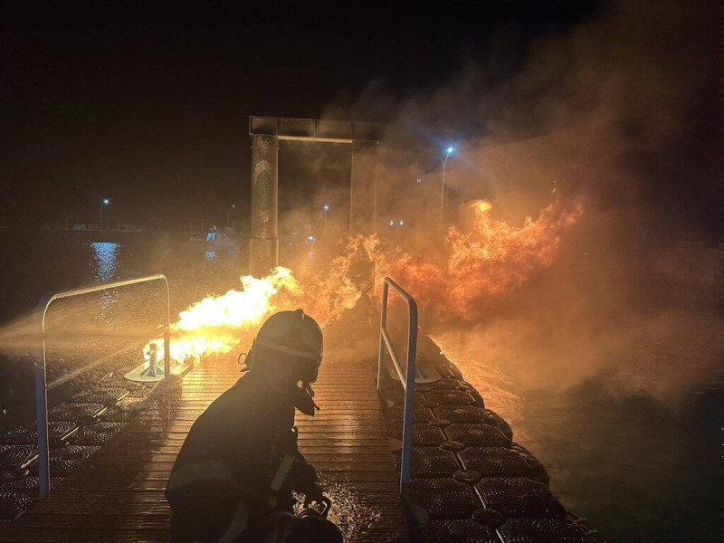 澎湖縣消防局7日清晨3時許接獲七美安檢所通報,泊靠在南滬港碼頭的高雄籍「川陵號」漁船失火,派遣消防車搶救,幸火勢迅速撲滅未造成其他船隻延燒及人員傷亡。(澎湖消防局提供)中央社 114年6月7日