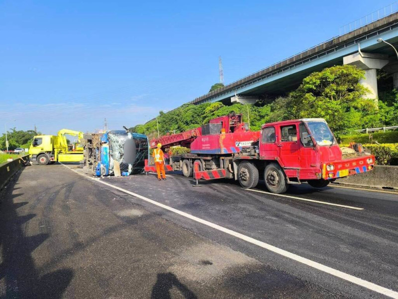 林姓男駕駛7日清晨開遊覽車空車行經國道1號北向2.4公里處八堵匝道口時，車輛失控撞上匝道口護欄後側翻在外側車道上，林男受傷送醫無生命危險。（國道警方提供）中央社記者沈如峰基隆傳真  114年6月7日   