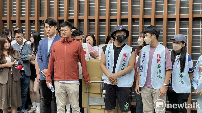 李孝亮受訪後，崩潰痛哭。   圖：高逸帆／攝