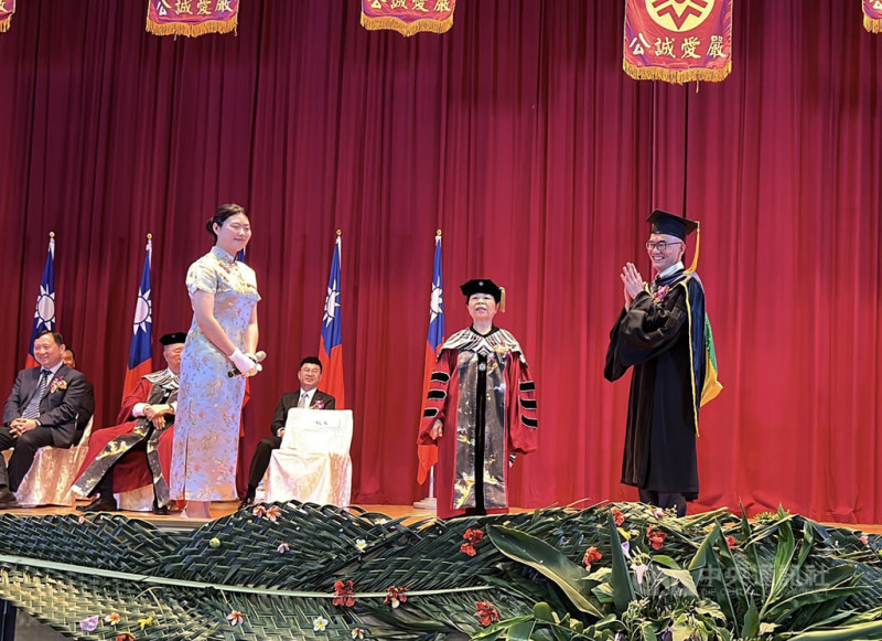 國立台東大學7日在台東市知本校區舉辦畢業典禮，邀請台東中央市場善心賣菜阿嬤陳樹菊（前中）參加，並頒授名譽博士給陳樹菊。   圖：中央社記者盧太城／攝，114年6月7日