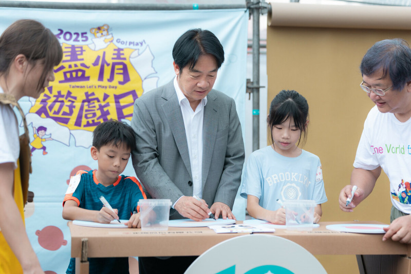 賴清德參加台灣首屆「盡情遊戲日」,並與孩童一起畫畫。 圖:總統府提供 賴清德參加台灣首屆「盡情遊戲日」,並與孩童一起畫畫。 圖:總統府提供