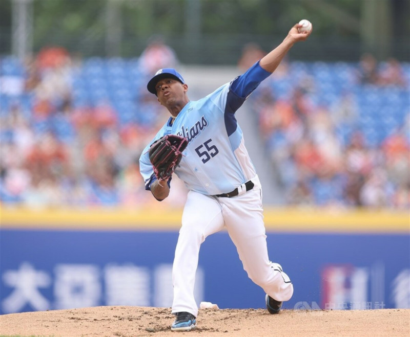 中職富邦悍將洋投力亞士（Roenis Elias）6日先發投4局失6分責失分吞敗，總教練陳金鋒點出問題，主要是兩好球後的決勝球，沒辦法順利抓下出局數。（中央社檔案照片）   