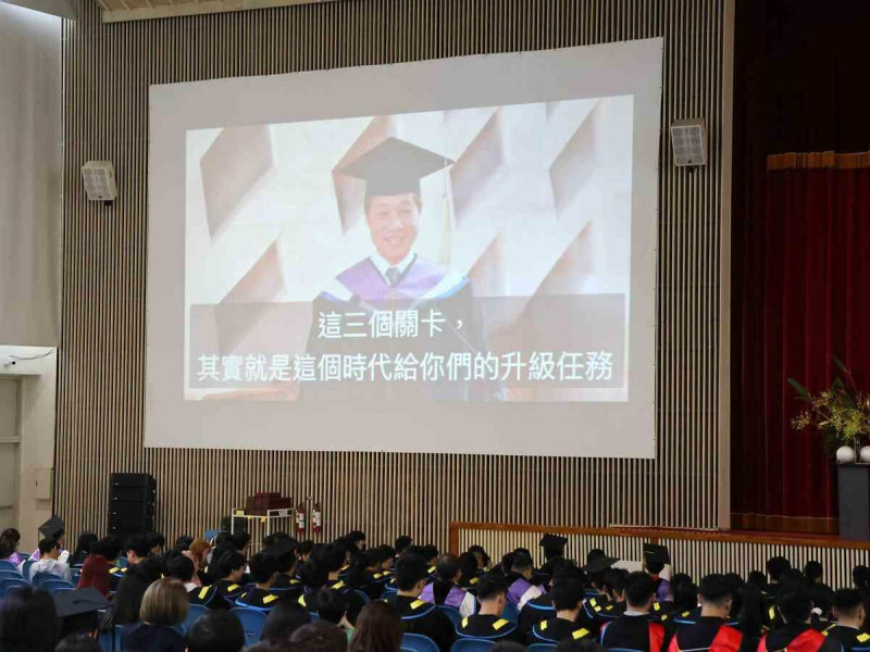 張國恩校長以AI分身致詞。 圖:東海大學/提供