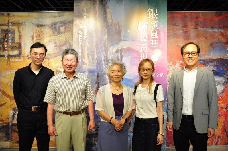 左起陳銀輝之子、豐邑集團總經理邱崇喆、陳銀輝之妻楊淑貞、陳銀輝之女、藝術家蘇憲法。   圖：豐藝館/提供