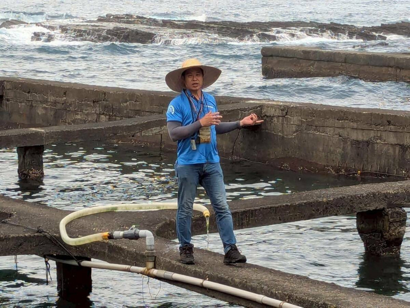 鮮物本舖青農李勝興展示九孔養殖方法。 圖:東北角管理處提供
