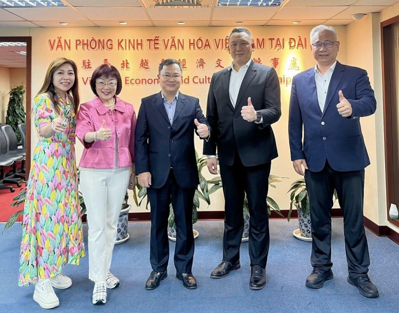 開南大學董事會與學校代表日前拜會越南駐台辦事處。圖右至左為開南大學董事會陳文甲主任秘書、顏志光董事長、潘喬鍾代表、周守民校長、郭怡君國際長。 圖:開南大學提供