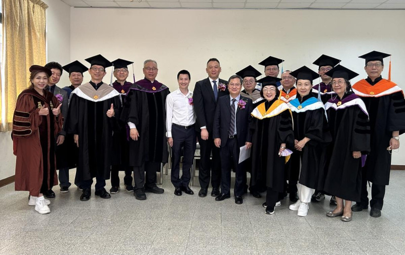 潘喬鍾代表與開南大學董事會與行政學術團隊合影。 圖:開南大學提供
